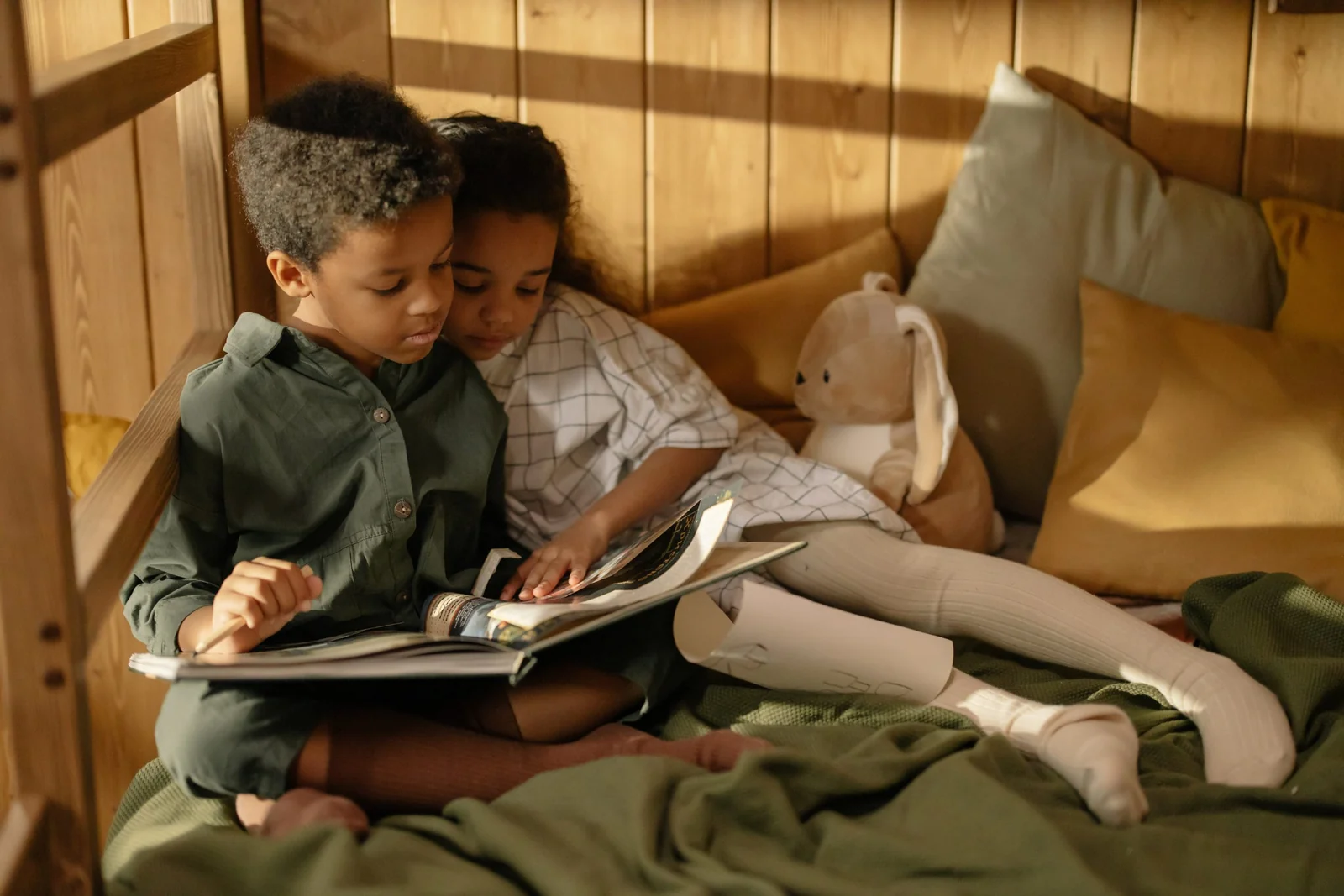 enfants lisant un livre ensemble