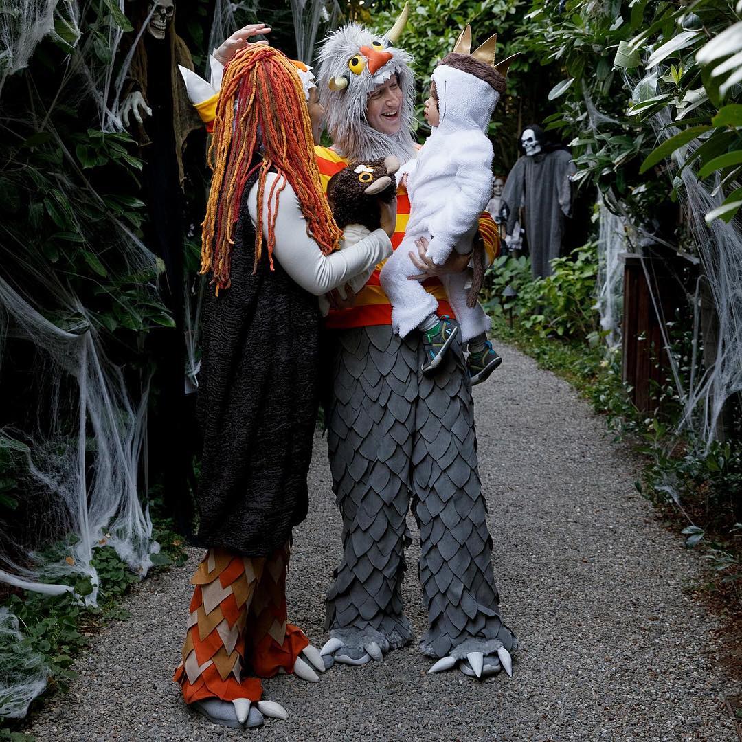 August est planquée dans un porte bébé. L’année prochaine, ils seront tous déguisés en clowns.