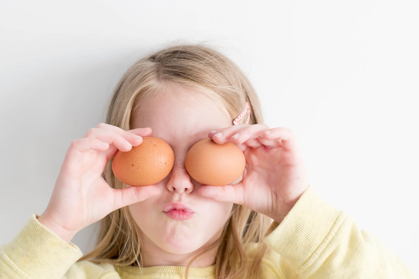Un enfant peut-il t’aider à cuisiner ? Guide par âge des tâches à confier à ton commis junior