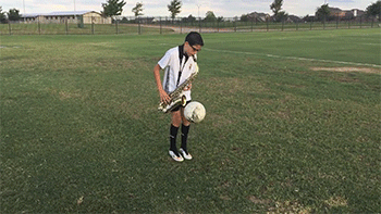 Il joue « I will survive » sur son saxophone