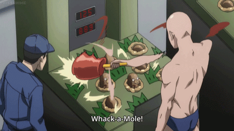 Un jeune papa jouant à Whack-a-mole, en slip