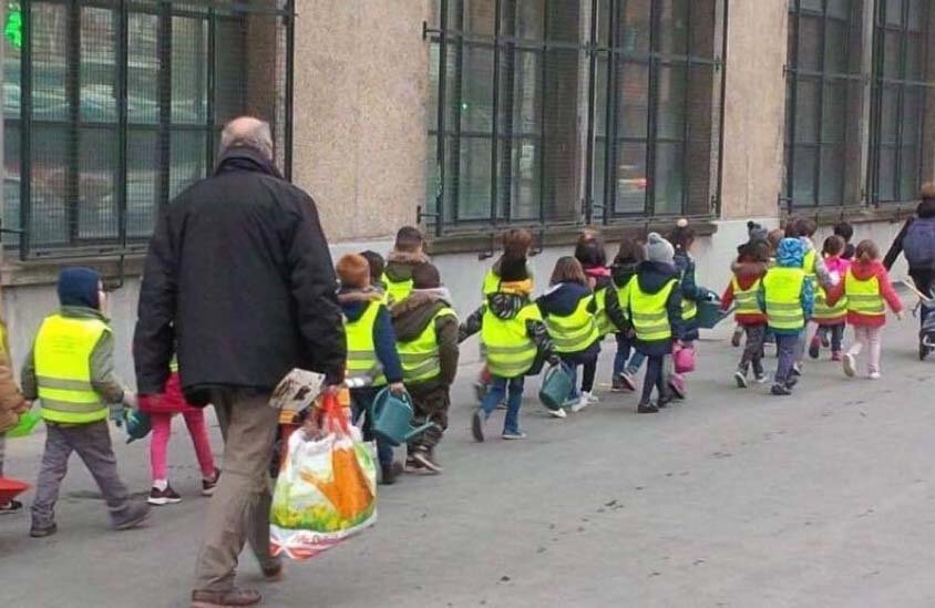 enfants sortie de classe gilets jaunes